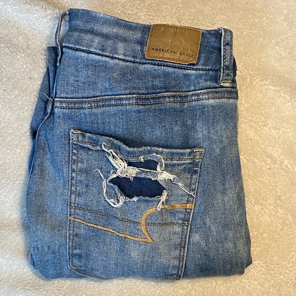 AMERICAN EAGLE- Curvy Hi-Rise Denim Jegging- Ripped - Picture 3 of 5